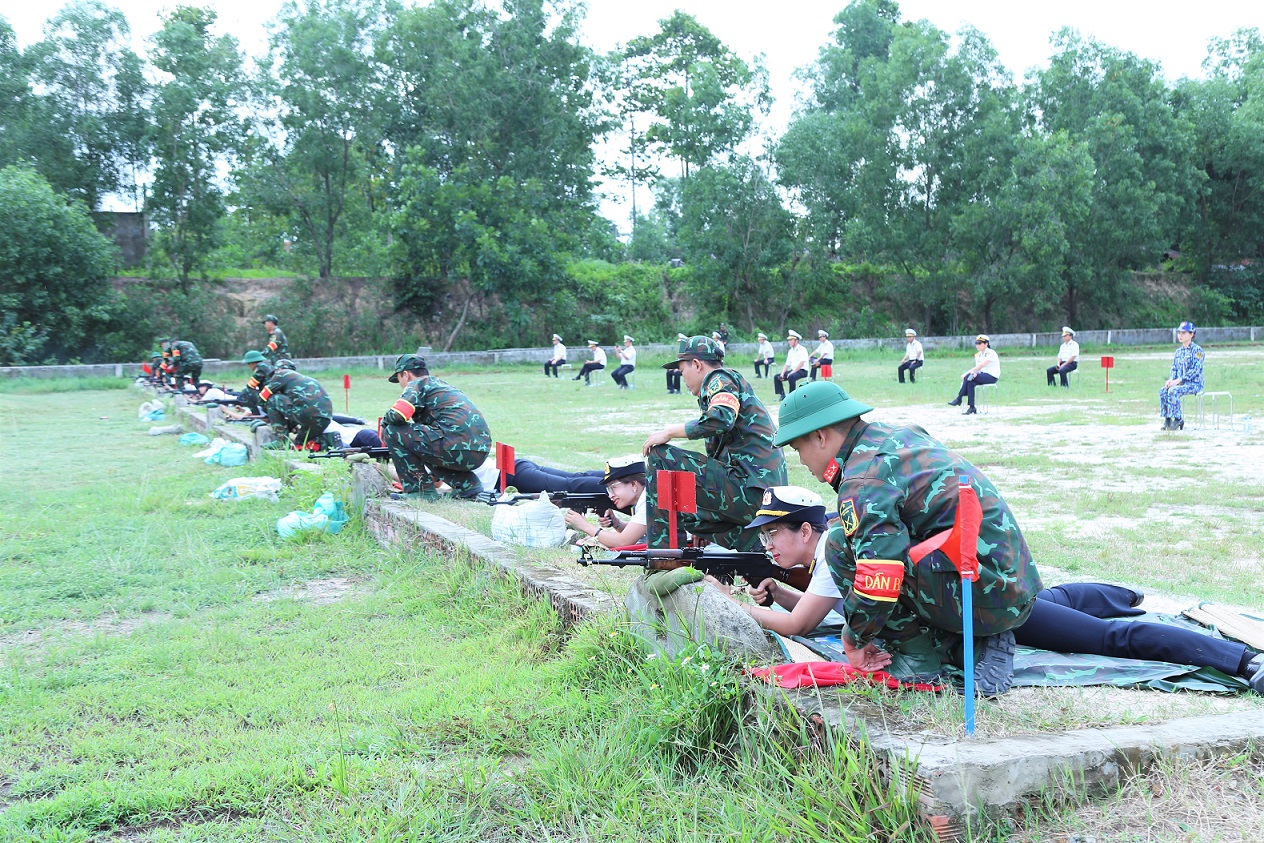 Hoa điểm mười trên thao trường nắng cháy