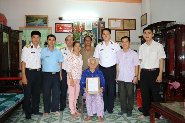 Trao Quyết định phụng dưỡng Mẹ VNAH của Công ty CP Kho vận Tân Cảng